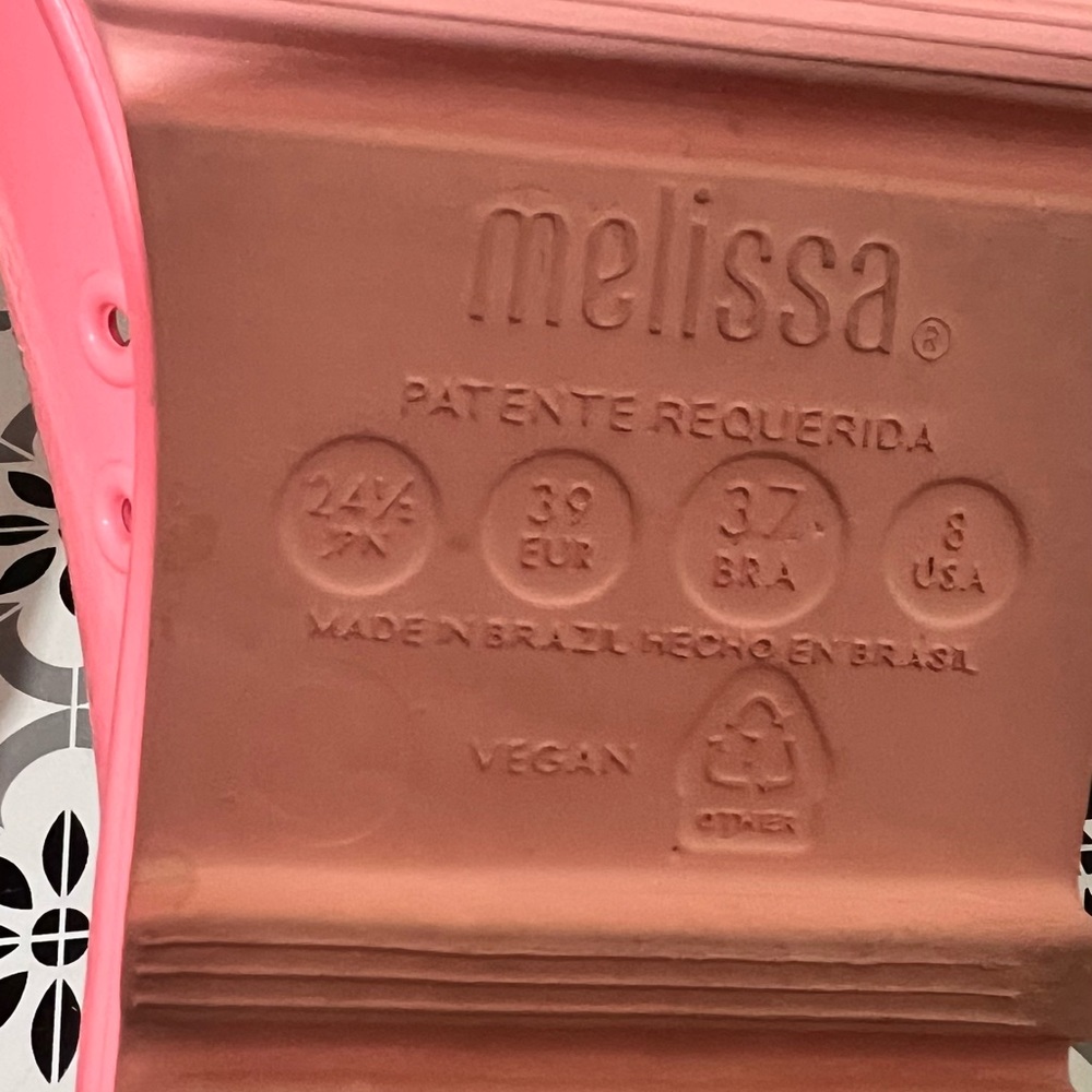 Melissa Smart Clog is an easy-to-wear shape,with maximum comfort. In Pink - Picture 3 of 4